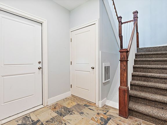 2nd image of 524 Kirby St E #1