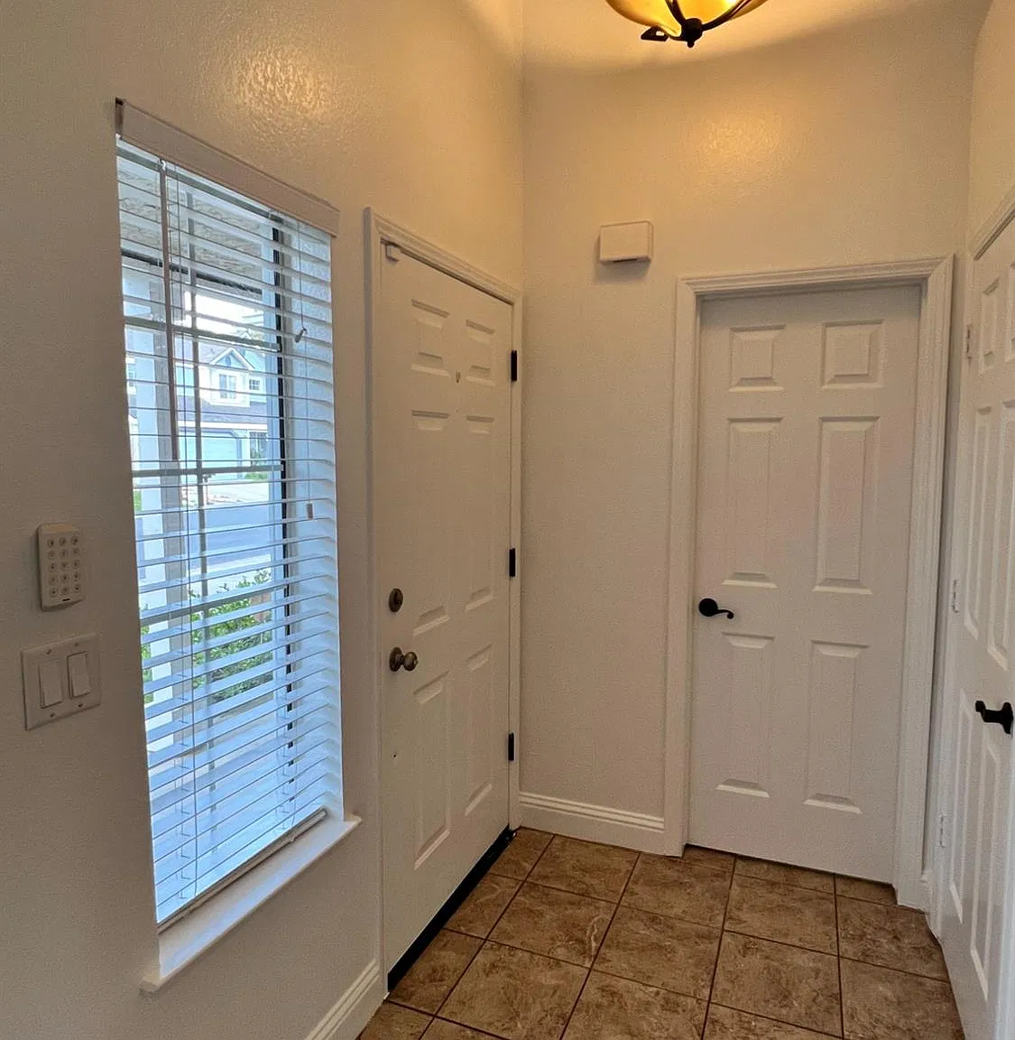 3 bed, 1396 sqft, $2,300 — Photo 2