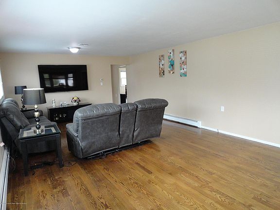 4th image of 36 Harrington Dr S
