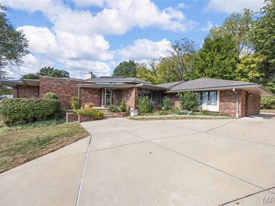 2415 Glen Arden Dr, Saint Louis, MO 63146