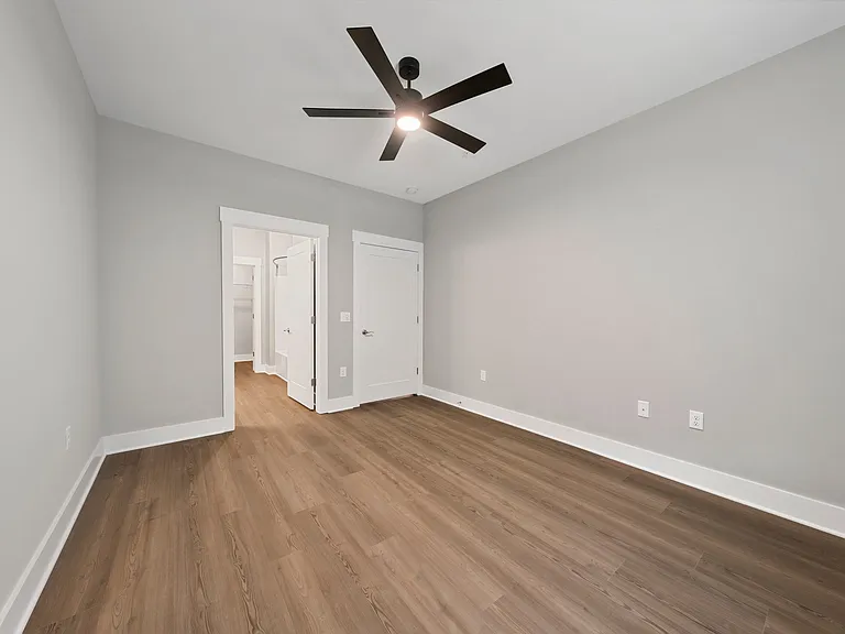 Mount Victor Olde Towne Luxury Apartments — Photo 152