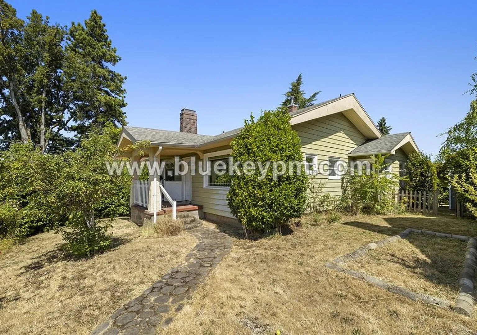 Fabulous Bungalow with 2 Beds, 1.5 Bathrooms, Basement and Large Yard — Photo 2