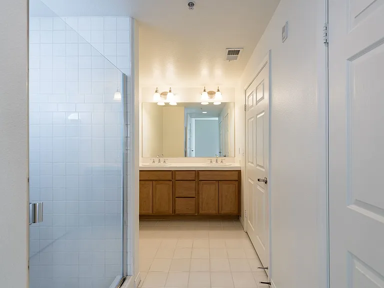 Glenoaks Villas — Photo 49