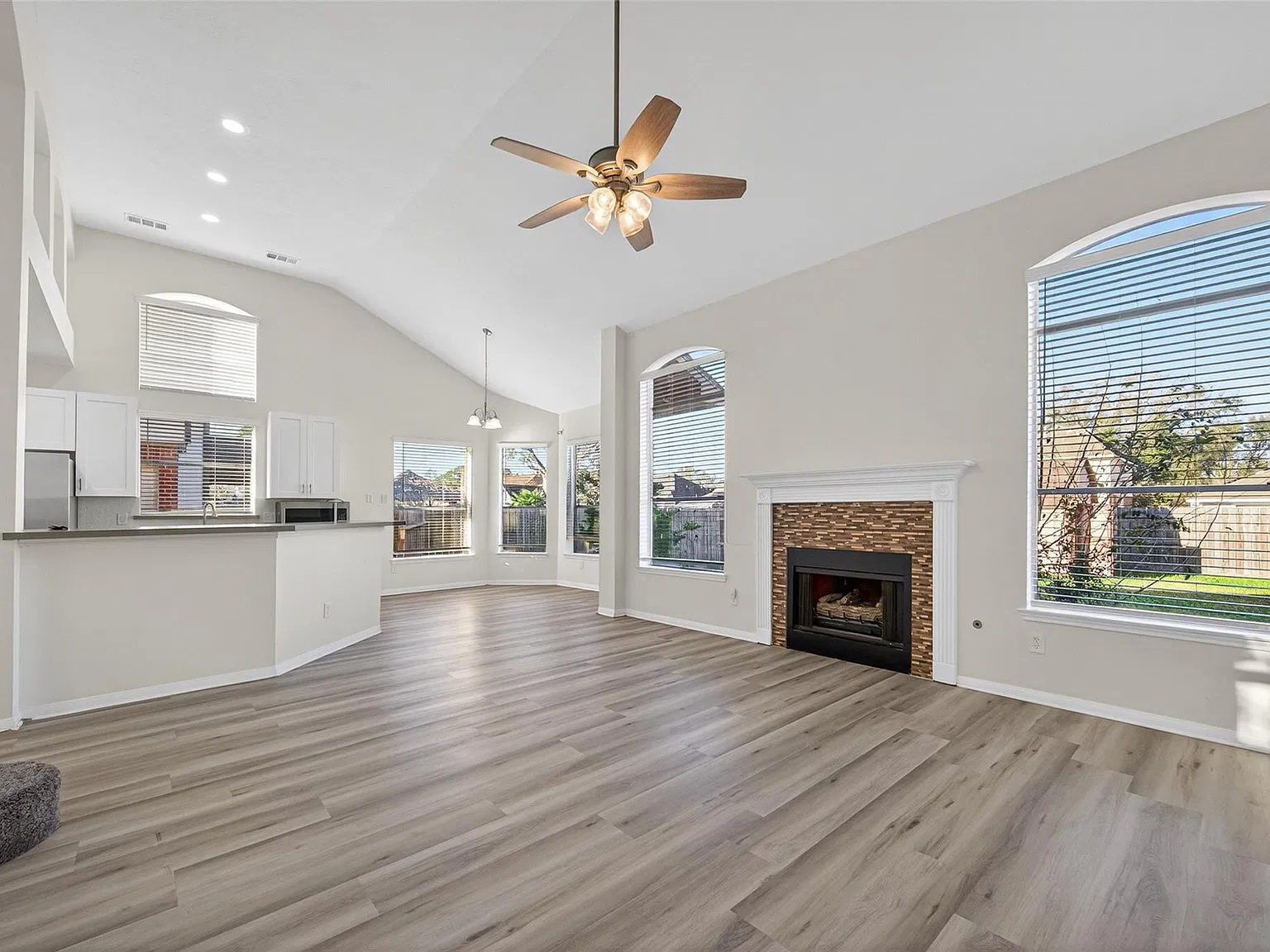 4 bed, 2.5 bath, 2211 sqft, $2,525 — Photo 4
