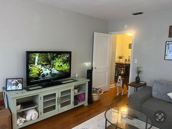 4th image of 2350 Oak St APT 4