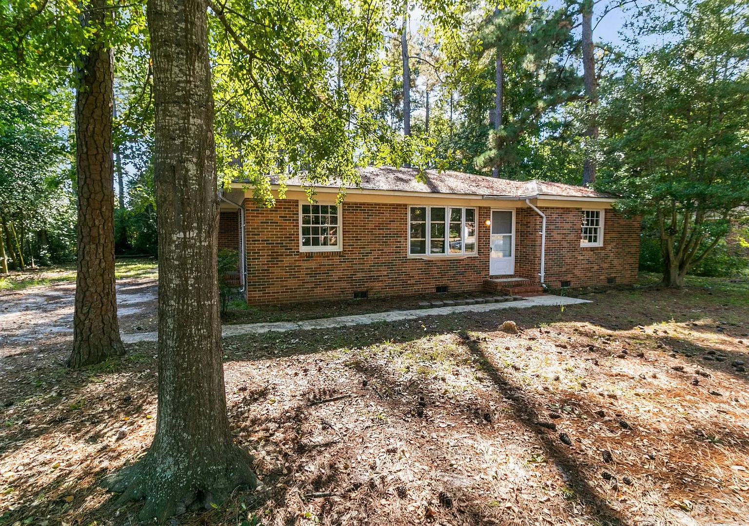 Brick Ranch Primary No Carpet — Photo 3