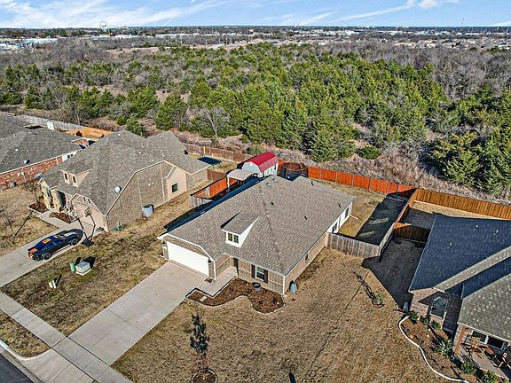 3rd image of 1102 Colony Dr
