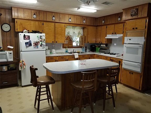 4th image of 220 Patricia Ave