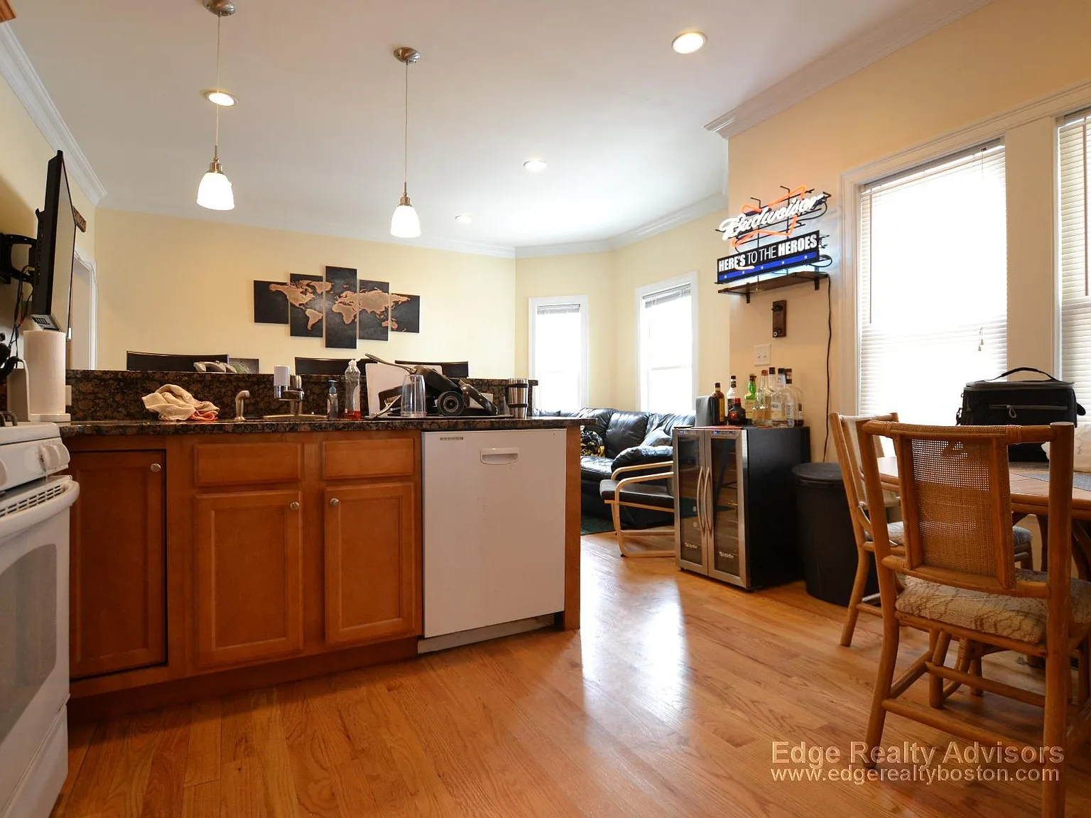 3 bed, 1000 sqft, $3,300 — Photo 3