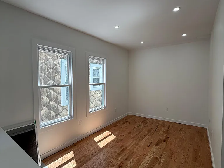 181 Woodside Ave #2F — Photo 4