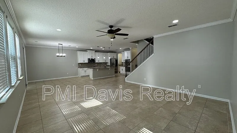 5 bed, 3.5 bath, 3622 sqft, $3,395 — Photo 4