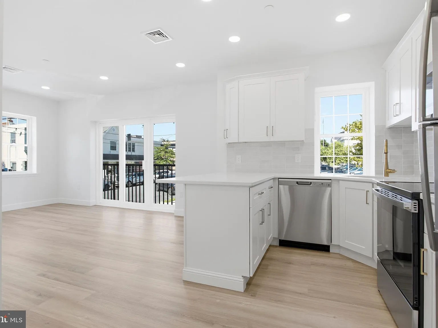 2 bed, 1050 sqft, $3,100 — Photo 3