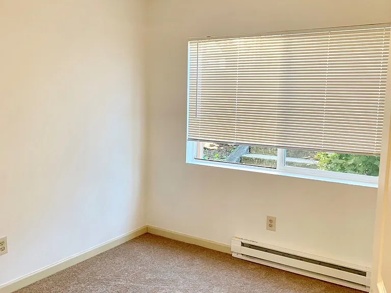 Kingston Harbor Apartments — Photo 12