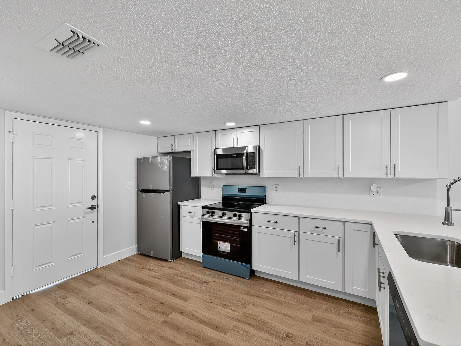 2 bed, 1072 sqft, $1,550 — Photo 3