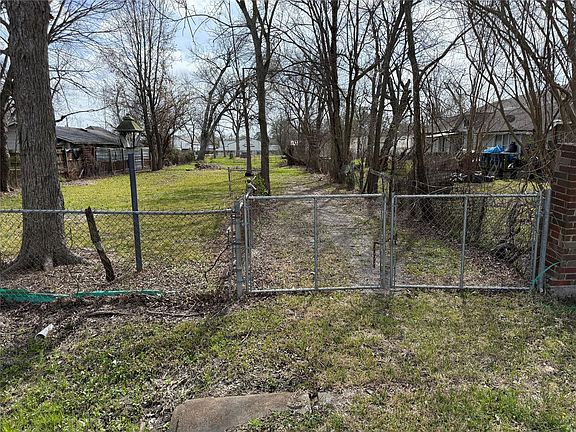 2nd image of 2512 Lone Oak Rd