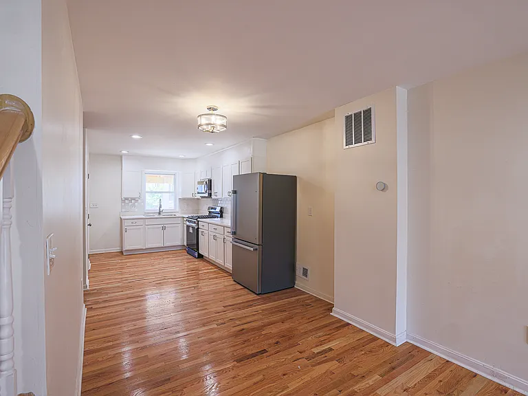 2729 E Monument St — Photo 12
