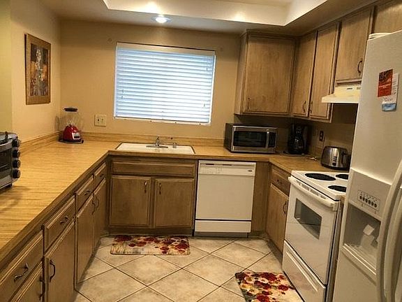 5th image of 48916 Eisenhower Dr