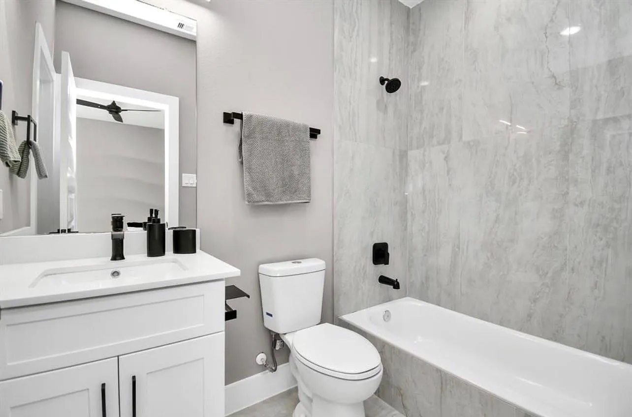 3 bed, 3.5 bath, 1828 sqft, $2,450 — Photo 4