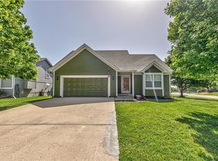 325 S Stone Creek Dr, Gardner, KS 66030