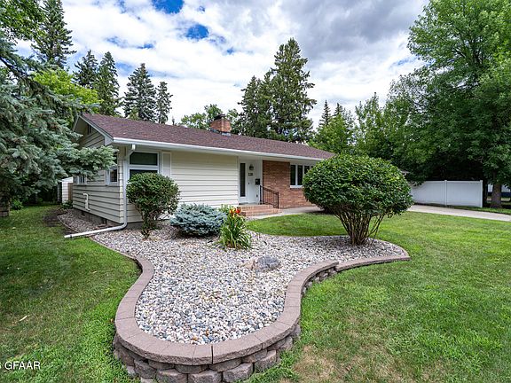 2nd image of 320 17th Ave S