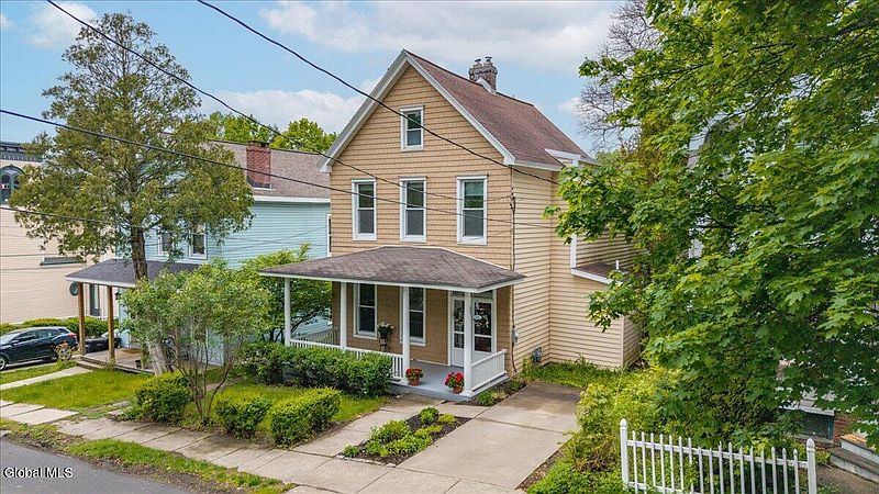 3rd image of 121 Maple Avenue