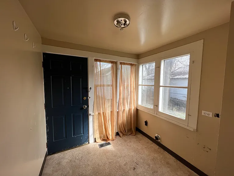 Mud Room/Laundry to backyard