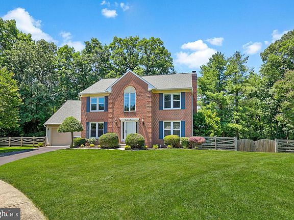 3rd image of 909 Broad Oaks Dr