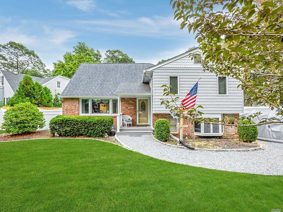 1st image of 32 Crest Dr