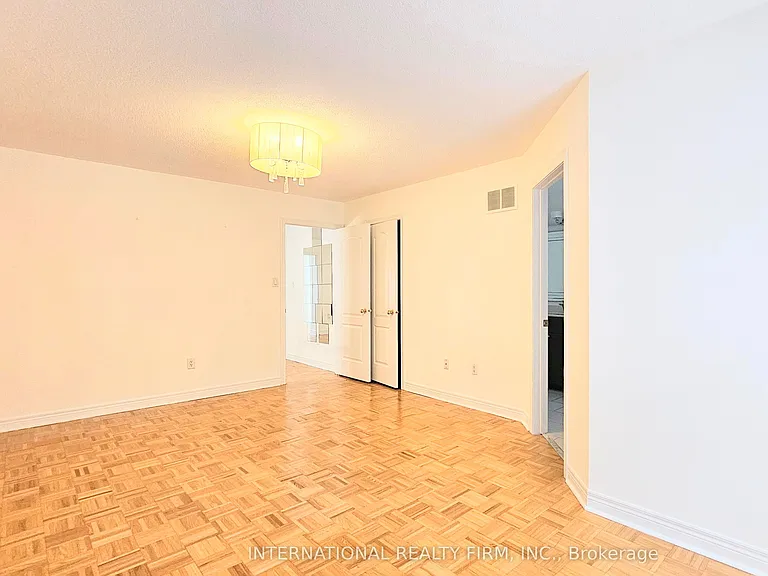 195 Warwick Cres — Photo 15