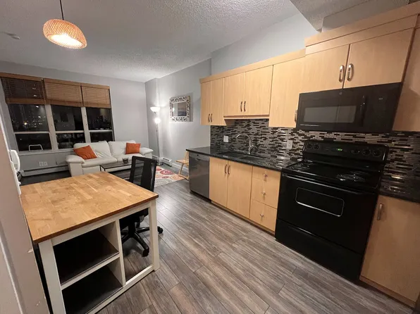 1053 10th St SW, Calgary, AB