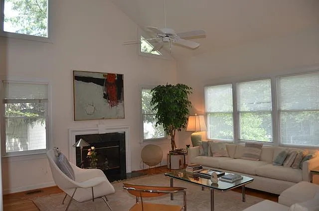 4 bed, 2512 sqft, $5,000 — Photo 2
