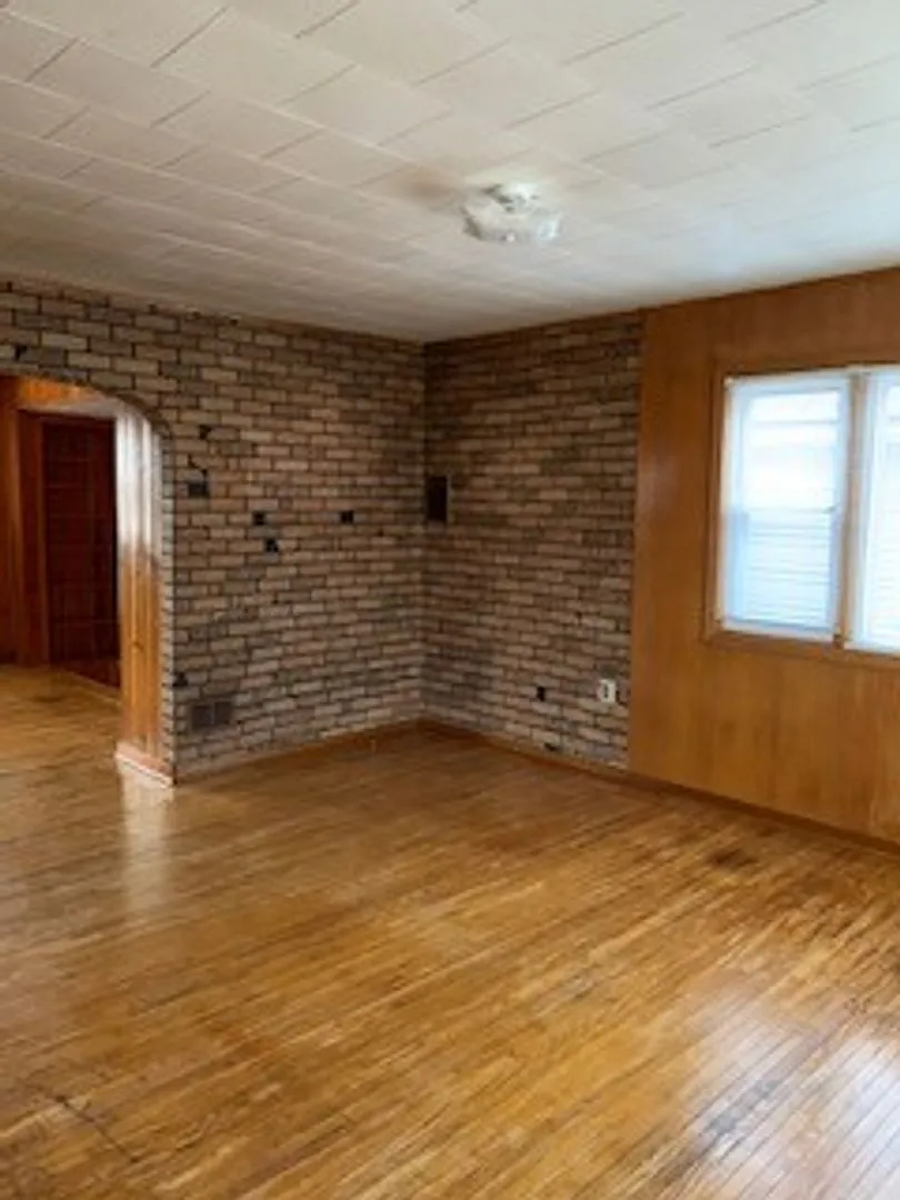 Large 3 BR 2 BA house w beautiful woodwork & Fireplaces!! — Photo 3