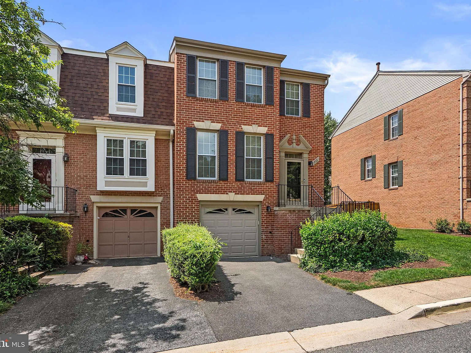 3 bed, 4.0 bath, 2195 sqft, $4,999 — Photo 2
