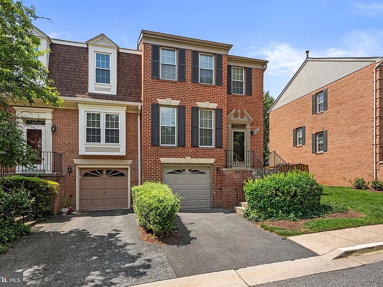 10 Loganwood Ct — Photo 2