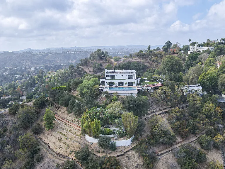 13211 Mulholland Dr — Photo 46