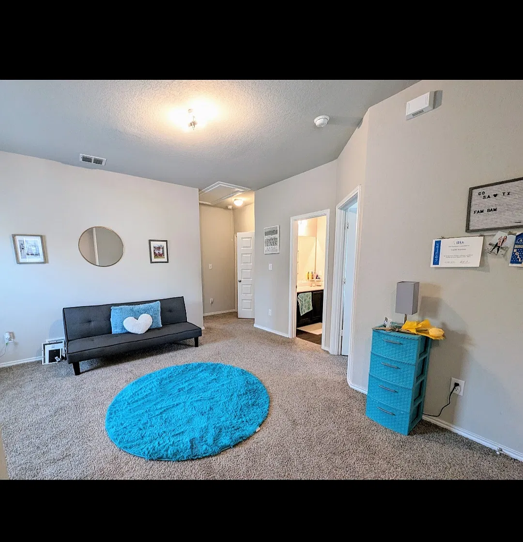 4 bed, 2.5 bath, 2036 sqft, $1,960 — Photo 2