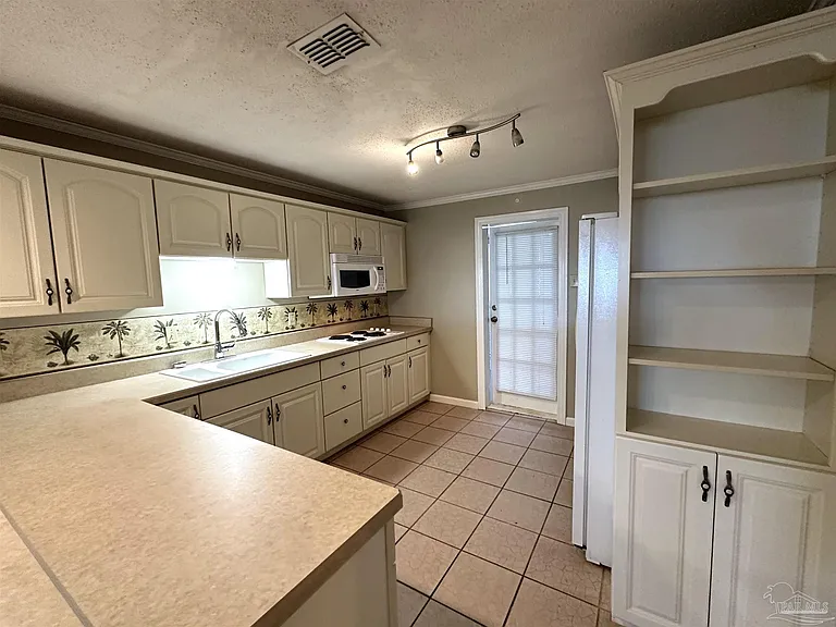 305 Colbert Ave — Photo 6