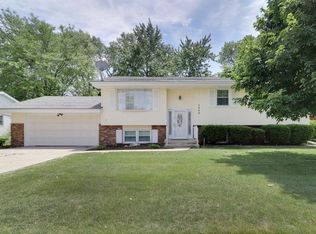 2609 Hall Ct, Bloomington, IL 61704