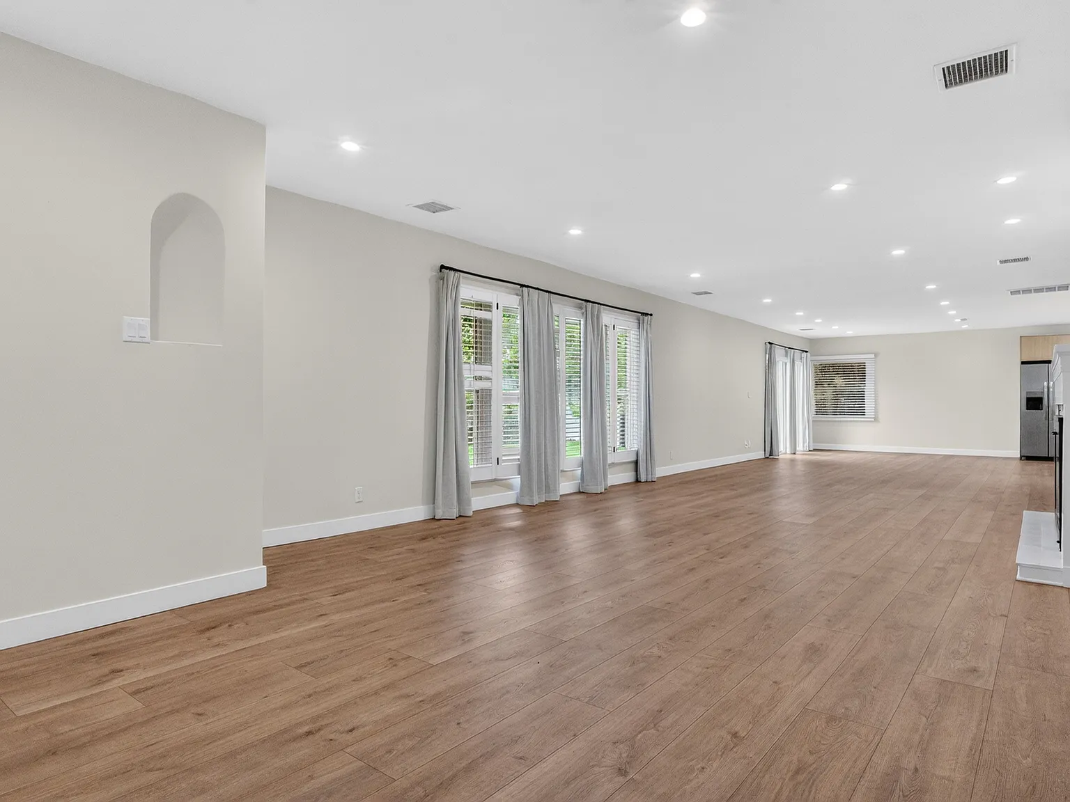 6 bed, 3600 sqft, $11,500 — Photo 3