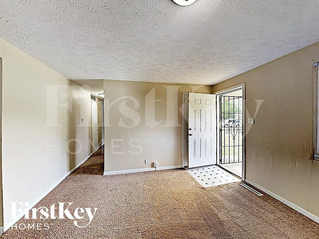 3 bed, 1.5 bath, 1025 sqft, $1,565 — Photo 3