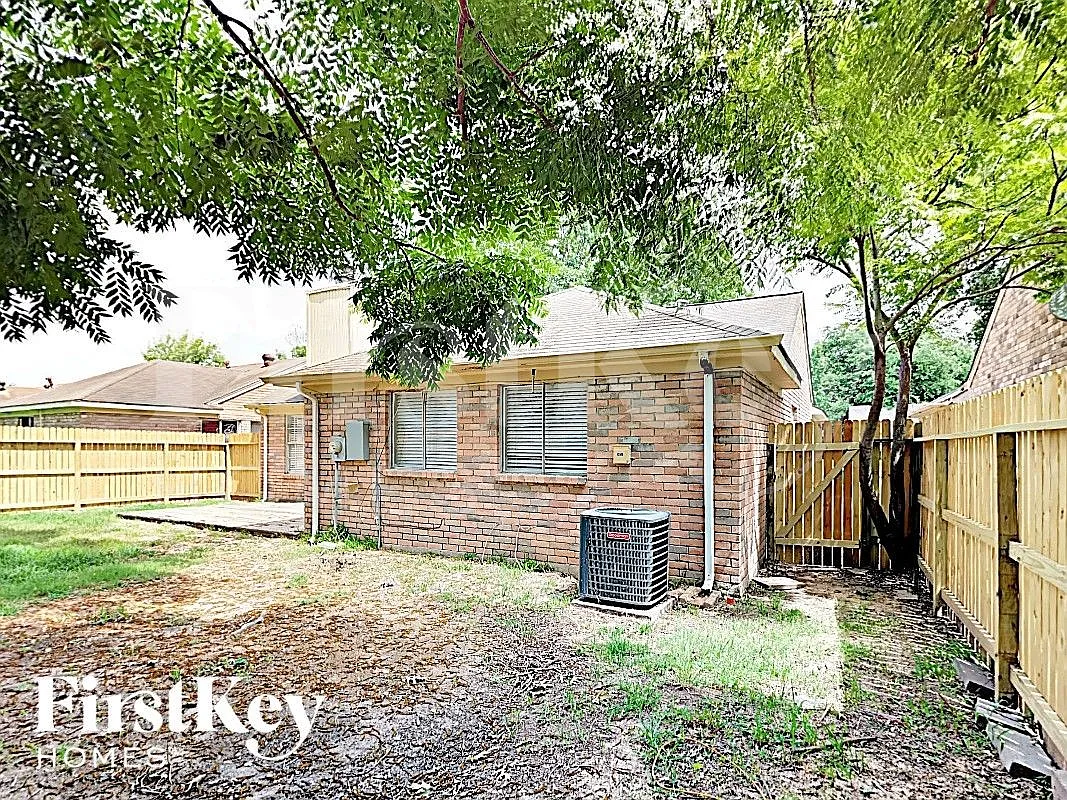 3 bed, 2.0 bath, 1265 sqft, $2,095 — Photo 1