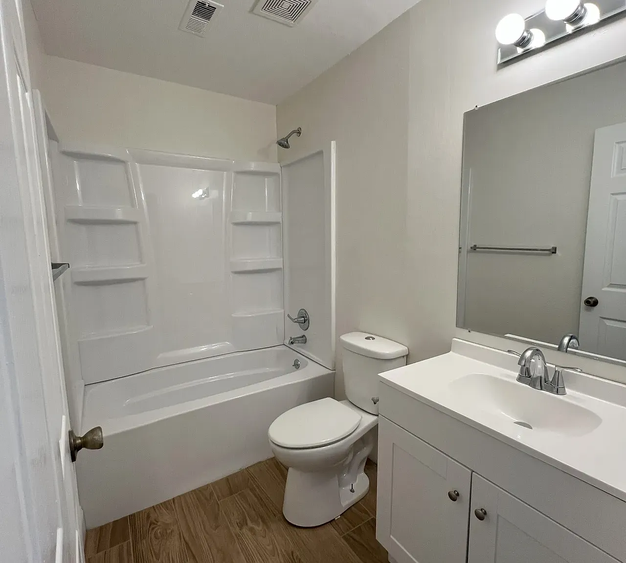Green Oaks Apartments — Photo 2