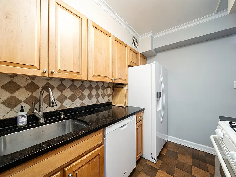 6050 Boulevard East #6D — Photo 11