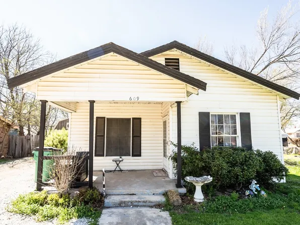 609 Grayson St, Nocona, TX 76255