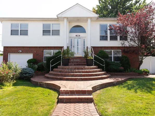 28 Cortland Avenue, Oceanside, NY 11572