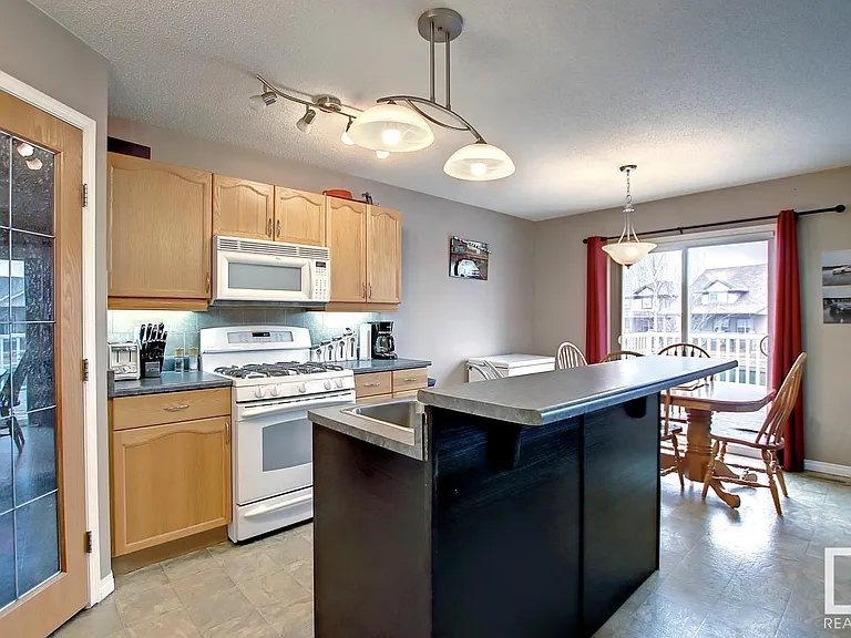 179 Chestermere Cres — Photo 8