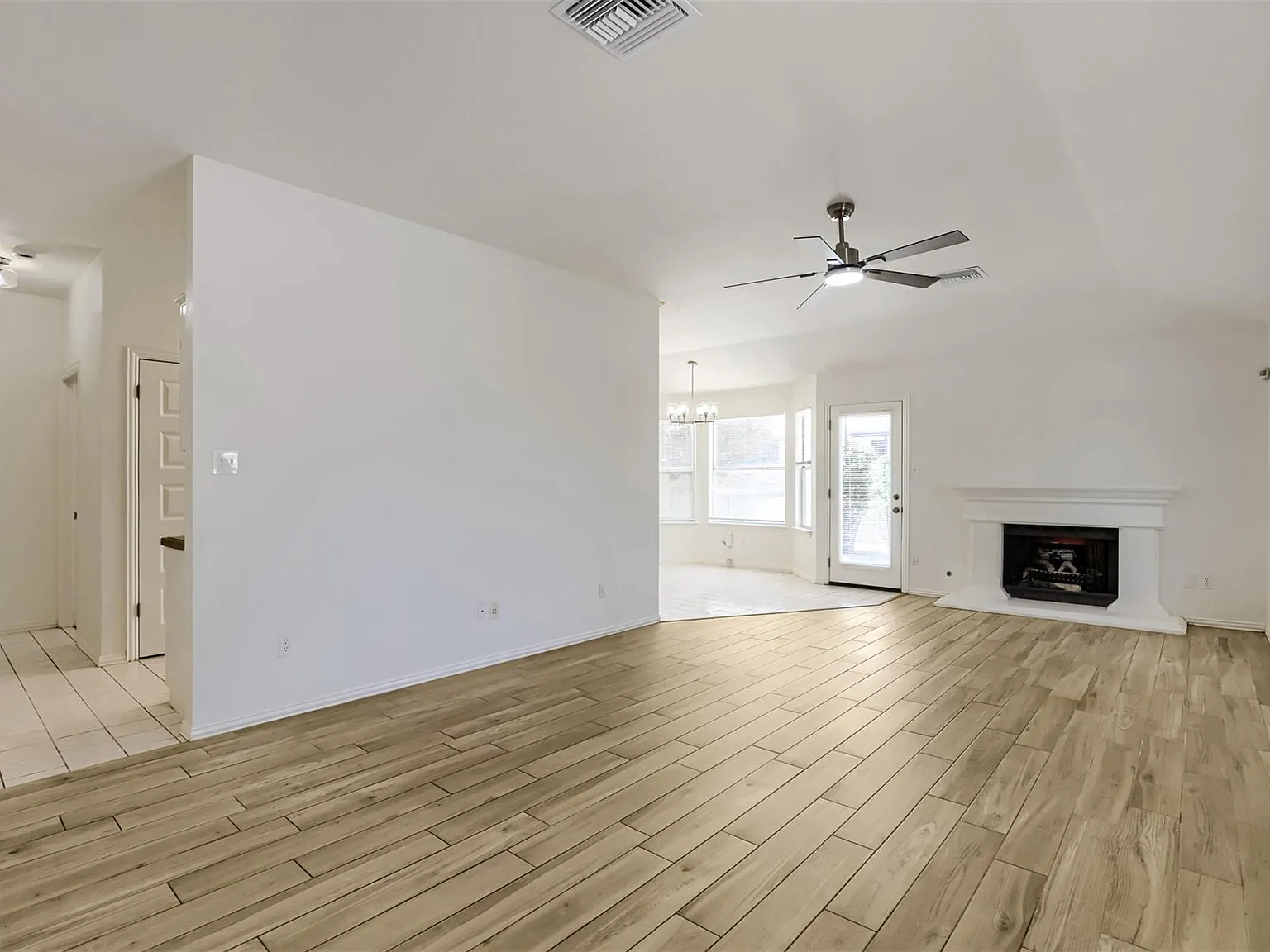 3 bed, 2.0 bath, 1355 sqft, $1,995 — Photo 3