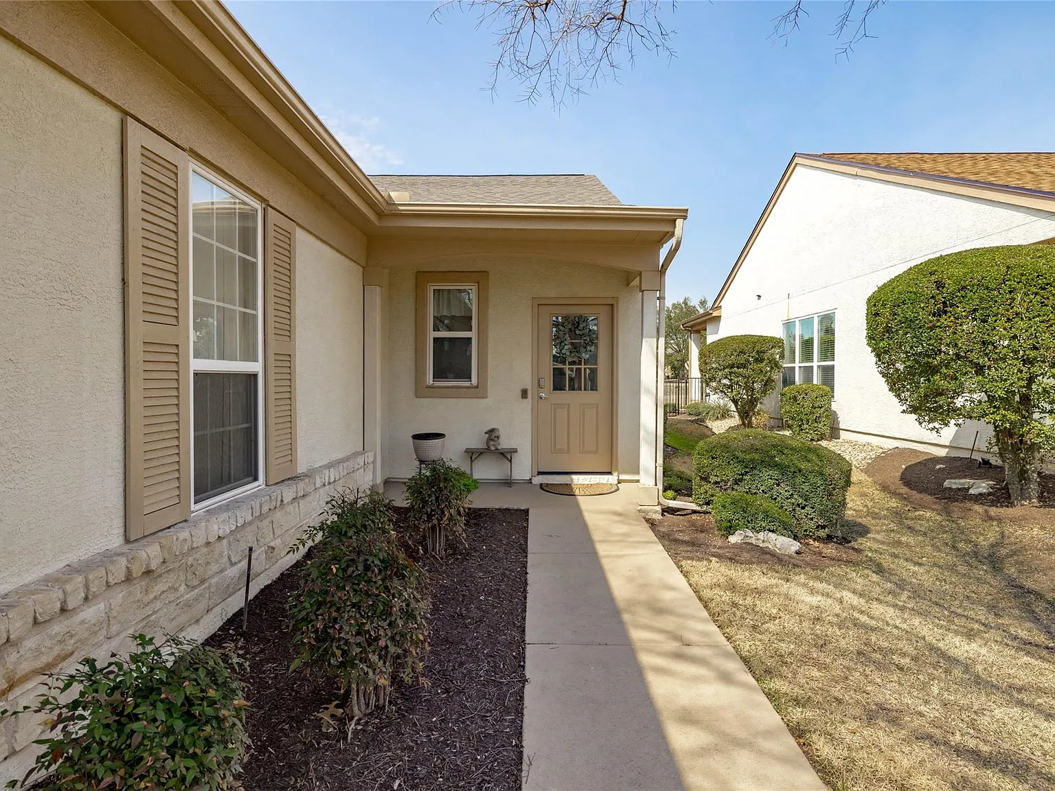 3 bed, 2.0 bath, 1328 sqft, $2,150 — Photo 2