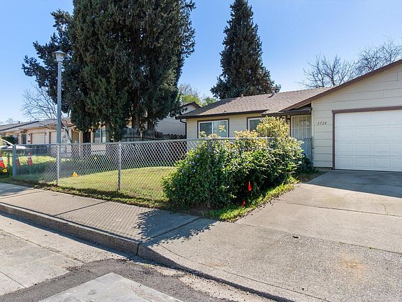 3rd image of 3524 Gardenia St