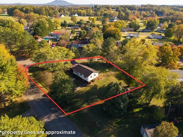 235 Woodcreek Dr, Mount Airy, NC 27030